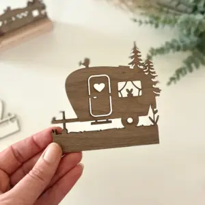 Geldgeschenk Wohnwagen braunes Holz mit kleiner Vase und Anhänger mit Wunschtext