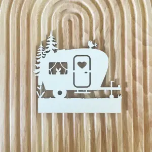 Geldgeschenk Wohnwagen weißes Holz mit kleiner Vase und Anhänger mit Wunschtext