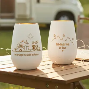 Graviertes Windlicht Wohnwagen„Unterwegs und doch zu Hause“ mit Liegestuhl und Sonnenschirm, personalisiert